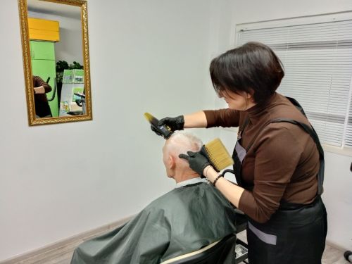 Яңа ел кәефе Мөслим картлар йортында: Әлмәт чәчтарашы Гөлия Мендеева һәм волонтер Гөлия Тепаева кунакта булды