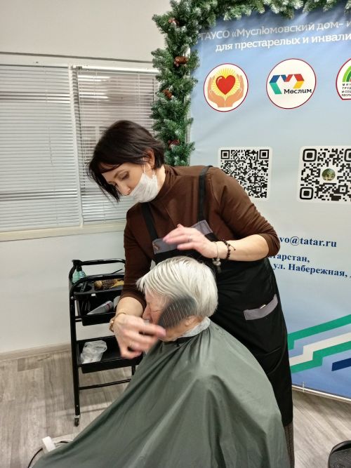 Яңа ел кәефе Мөслим картлар йортында: Әлмәт чәчтарашы Гөлия Мендеева һәм волонтер Гөлия Тепаева кунакта булды