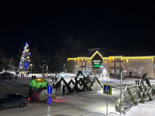 Мөслим үзәгендәге Яңа ел чыршысында утлар кабынды