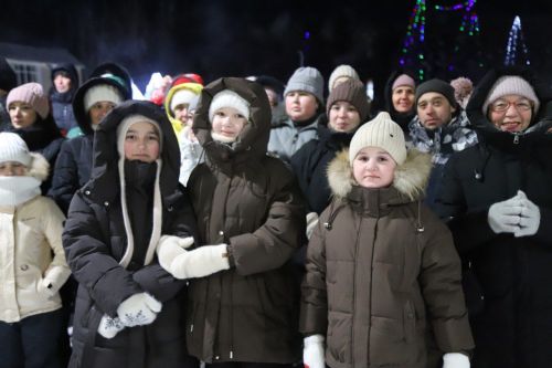Мөслим үзәгендәге Яңа ел чыршысында утлар кабынды