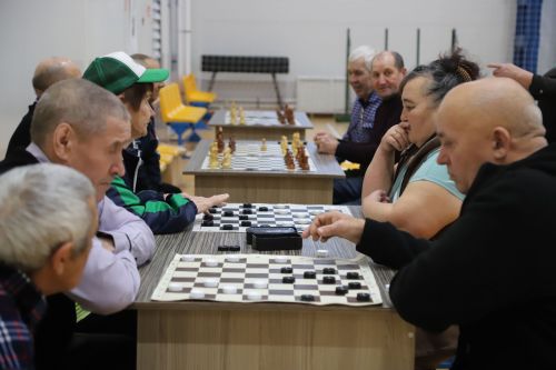 «Яшьлек» универсаль спорт залында мөмкинлекләре чикләнгән гражданнар арасында шашка, шахмат, дартс, өстәл теннисы буенча ярышлар узды