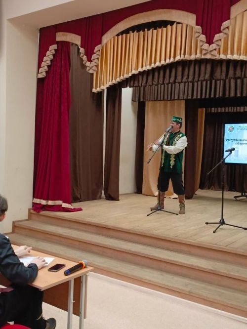 Кичә Алабуга шәhәрендә республикакүләм «И звучит курай в душе народа» дип исемләнгән курайчылар фестивале узды