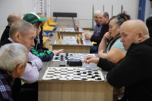 «Яшьлек» универсаль спорт залында мөмкинлекләре чикләнгән гражданнар арасында шашка, шахмат, дартс, өстәл теннисы буенча ярышлар узды