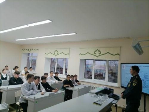 Гадәттән тыш хәлләр министрлыгы инспекторы Мөслим мәктәбендә һөнәри юнәлеш бирү буенча очрашу үткәрде