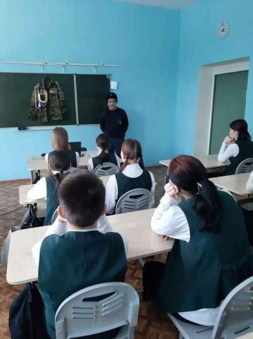 Совет Армиясендә хезмәт иткән әтиләре - укучылар өчен үрнәк