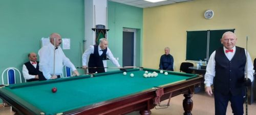 Ир-атлар арасында бильярд ярышлары узды