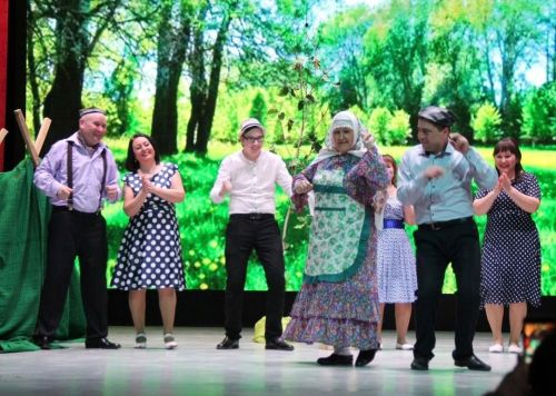 Зифа Басыйрова исемендәге район мәдәният йортында Ф. Садриевның «Хөршидә, Мөршидә, Рәшидә» исемле лирик комедиясен сәхнәләштерде