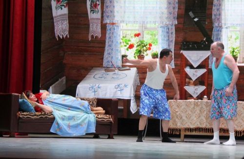 Зифа Басыйрова исемендәге район мәдәният йортында Ф. Садриевның «Хөршидә, Мөршидә, Рәшидә» исемле лирик комедиясен сәхнәләштерде