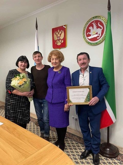 Камаловлар гаиләсенә бүләк тапшырылды