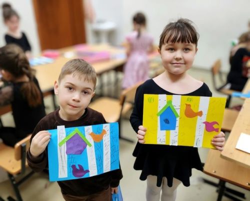 Күчмә кошлар кайту вакыты: Балалар кошлар өчен төсле йортлар ясады