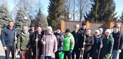 Кичә Мөслим урта мәктәбе укытучылары һәм хезмәткәрләре мемориаль комплекста җыештыру эшләре башкарды