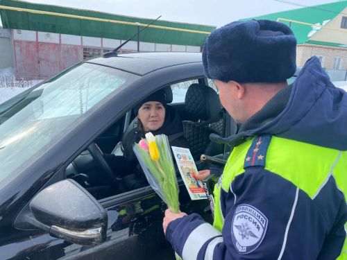 ДАИ автоинспекторлары гүзәл затларны тәбрик итте