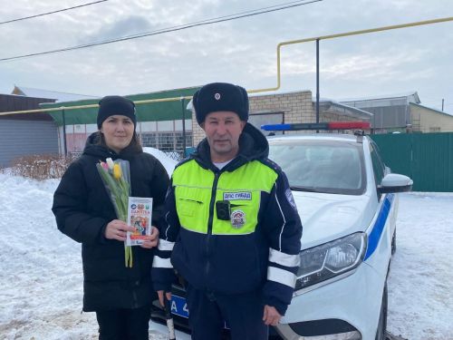 ДАИ автоинспекторлары гүзәл затларны тәбрик итте