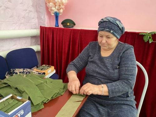 Ташлыяр авылы мәдәният йортында махсус хәрби операциядәге егетләр өчен маскировка сеткасы үрү дәвам итә