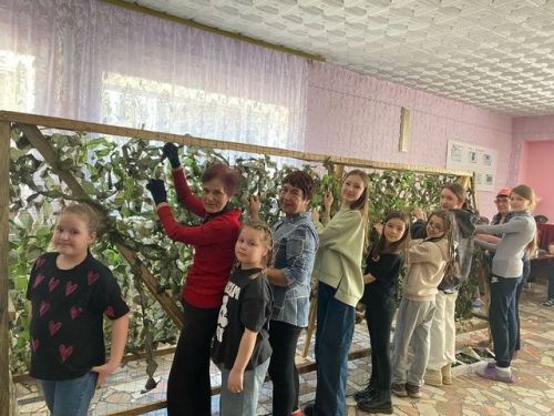 Ташлыяр авылы мәдәният йортында махсус хәрби операциядәге егетләр өчен маскировка сеткасы үрү дәвам итә