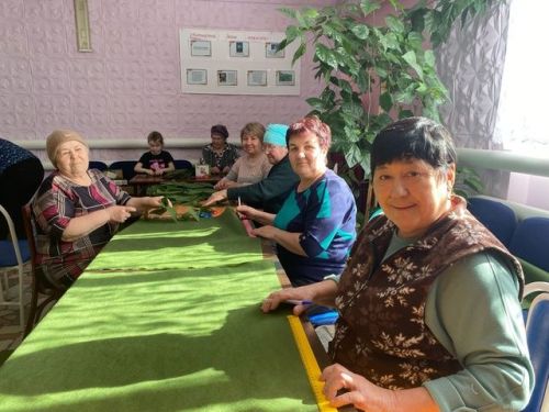 Ташлыяр авылы мәдәният йортында махсус хәрби операциядәге егетләр өчен маскировка сеткасы үрү дәвам итә