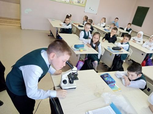 Укучылар микроскоп белән танышты
