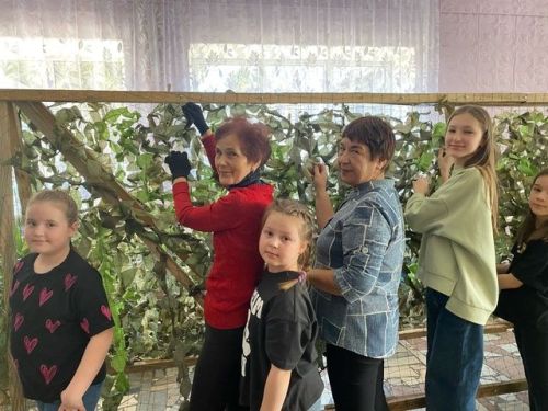 Ташлыяр авылы мәдәният йортында махсус хәрби операциядәге егетләр өчен маскировка сеткасы үрү дәвам итә