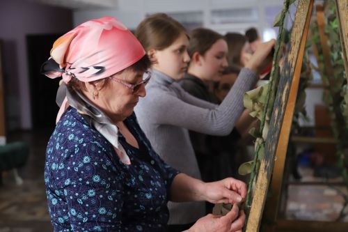 Ташлыяр авылы мәдәният йортында махсус хәрби операциядәге егетләр өчен маскировка сеткасы үрү дәвам итә