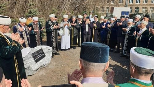Казанда Хәтер көне: аксакаллар, Коръән уку һәм каһарманнар рухына дога