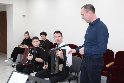 Баянда дөрес утыру һәм кулларны кую: Радик Газизовның башлангыч белем бирү методикасы