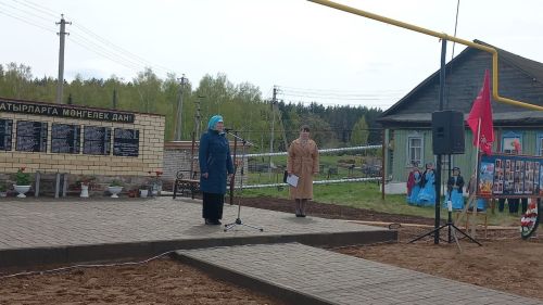Бу минутларда Нарат Асты авылында Бөек Ватан сугышында катнашкан авылдашларын хөрмәтләп ясалган обелиск ачу тантанасы уза