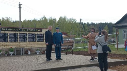 Бу минутларда Нарат Асты авылында Бөек Ватан сугышында катнашкан авылдашларын хөрмәтләп ясалган обелиск ачу тантанасы уза