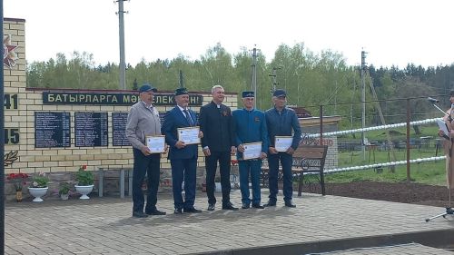 Бу минутларда Нарат Асты авылында Бөек Ватан сугышында катнашкан авылдашларын хөрмәтләп ясалган обелиск ачу тантанасы уза