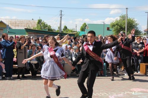 Кичә район мәктәпләрендә чыгарылыш сыйныф укучылары өчен соңгы кыңгырау чыңлады