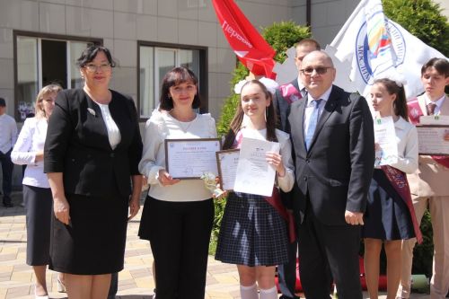 Кичә район мәктәпләрендә чыгарылыш сыйныф укучылары өчен соңгы кыңгырау чыңлады
