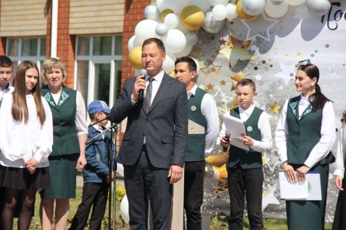 Кичә район мәктәпләрендә чыгарылыш сыйныф укучылары өчен соңгы кыңгырау чыңлады