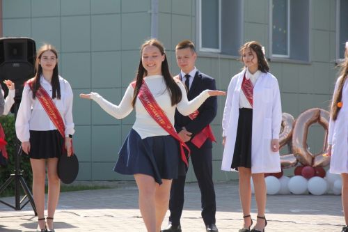 Кичә район мәктәпләрендә чыгарылыш сыйныф укучылары өчен соңгы кыңгырау чыңлады