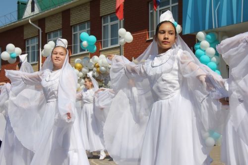 Кичә район мәктәпләрендә чыгарылыш сыйныф укучылары өчен соңгы кыңгырау чыңлады