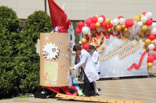Кичә район мәктәпләрендә чыгарылыш сыйныф укучылары өчен соңгы кыңгырау чыңлады