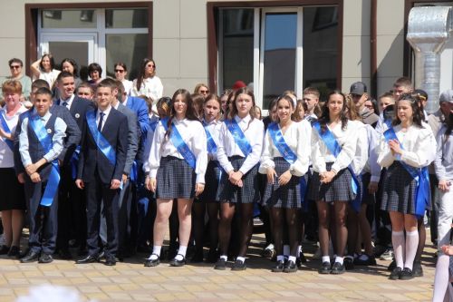 Кичә район мәктәпләрендә чыгарылыш сыйныф укучылары өчен соңгы кыңгырау чыңлады