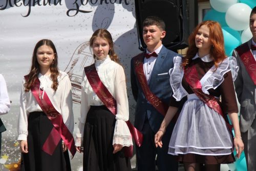 Кичә район мәктәпләрендә чыгарылыш сыйныф укучылары өчен соңгы кыңгырау чыңлады