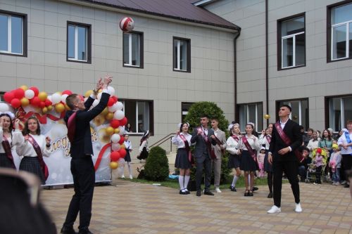 Кичә район мәктәпләрендә чыгарылыш сыйныф укучылары өчен соңгы кыңгырау чыңлады