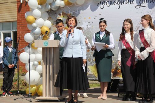 Кичә район мәктәпләрендә чыгарылыш сыйныф укучылары өчен соңгы кыңгырау чыңлады