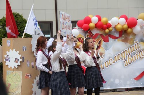Кичә район мәктәпләрендә чыгарылыш сыйныф укучылары өчен соңгы кыңгырау чыңлады