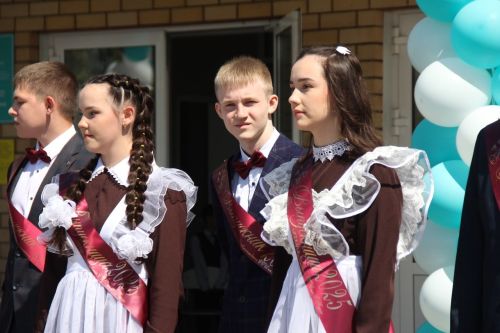 Кичә район мәктәпләрендә чыгарылыш сыйныф укучылары өчен соңгы кыңгырау чыңлады