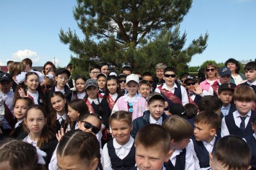 Кичә район мәктәпләрендә чыгарылыш сыйныф укучылары өчен соңгы кыңгырау чыңлады