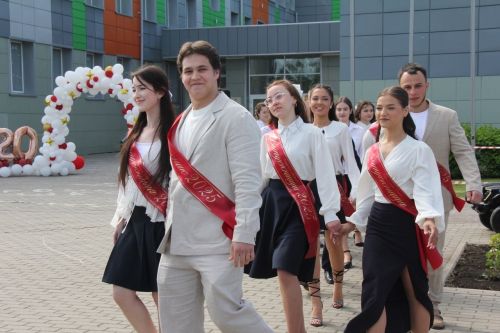 Кичә район мәктәпләрендә чыгарылыш сыйныф укучылары өчен соңгы кыңгырау чыңлады