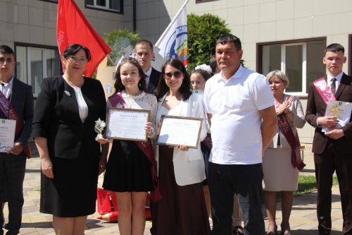 Кичә район мәктәпләрендә чыгарылыш сыйныф укучылары өчен соңгы кыңгырау чыңлады