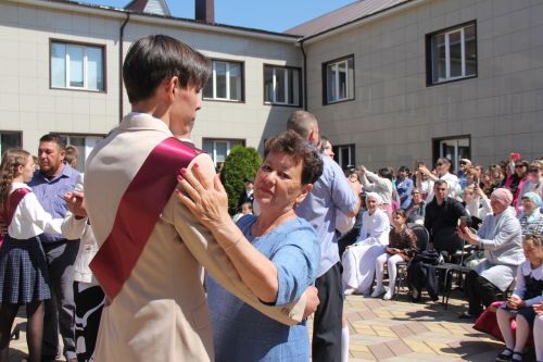 Кичә район мәктәпләрендә чыгарылыш сыйныф укучылары өчен соңгы кыңгырау чыңлады