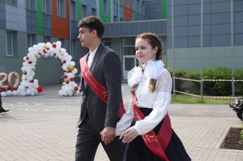 Кичә район мәктәпләрендә чыгарылыш сыйныф укучылары өчен соңгы кыңгырау чыңлады