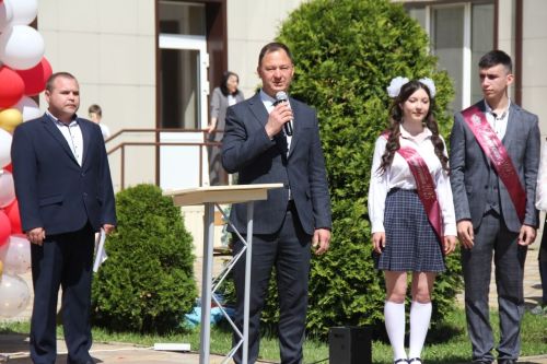 Кичә район мәктәпләрендә чыгарылыш сыйныф укучылары өчен соңгы кыңгырау чыңлады