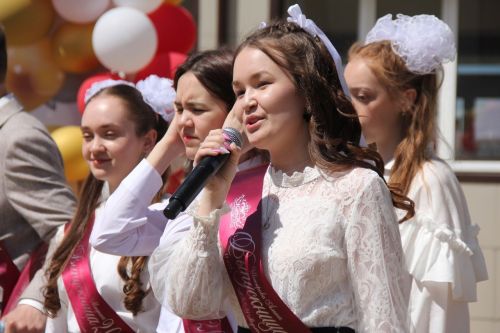 Кичә район мәктәпләрендә чыгарылыш сыйныф укучылары өчен соңгы кыңгырау чыңлады