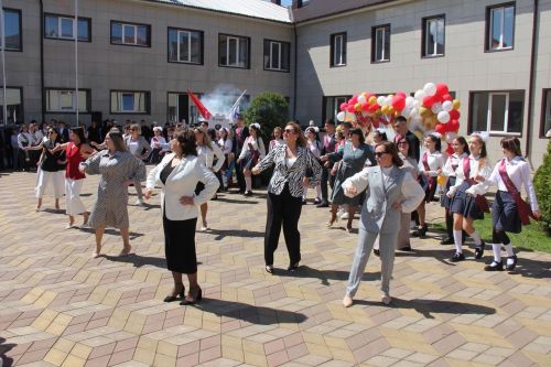 Кичә район мәктәпләрендә чыгарылыш сыйныф укучылары өчен соңгы кыңгырау чыңлады