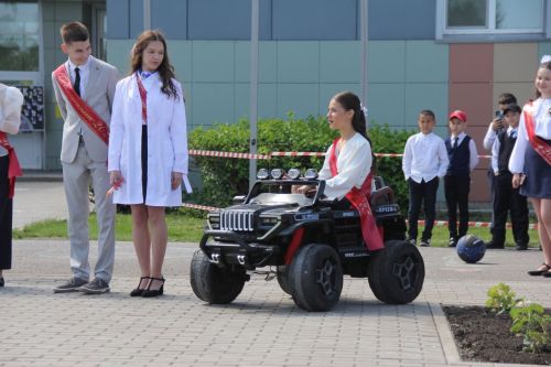 Кичә район мәктәпләрендә чыгарылыш сыйныф укучылары өчен соңгы кыңгырау чыңлады