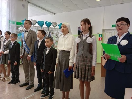 24 май көнне Баек төп мәктәбенең 9 сыйныф чыгарылыш сыйныф укучысы Гаяз Хәмәдишин өчен кыңгырауның чыңлап торган,  әмма моңсу тавышы яңгырады